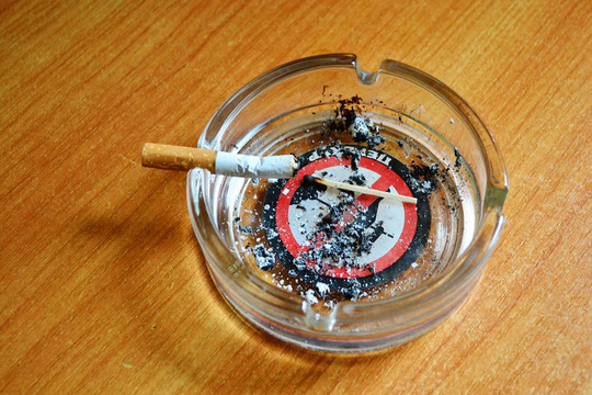 一個煙頭的煙灰缸