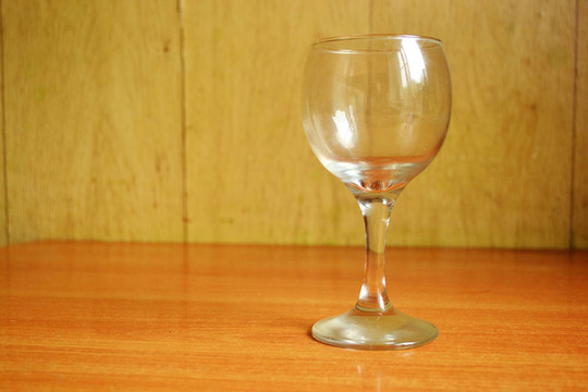 木桌上的酒杯