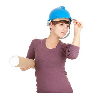 在安全帽拿著圖紙女建筑師；白色背景