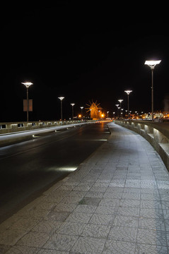 在Nesebar老縣城的公路風(fēng)車