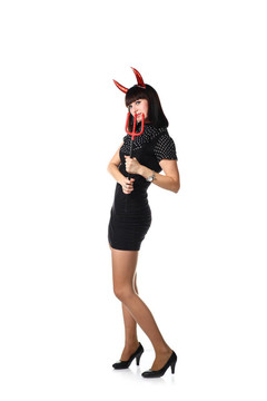 女人打扮得像個(gè)小鬼