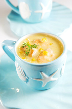 三文魚(yú)和玉米雜燴湯