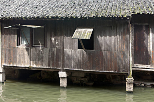 河邊的老小屋