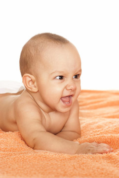毛巾上的嬰兒