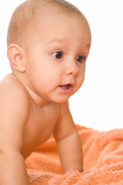 毛巾上的嬰兒