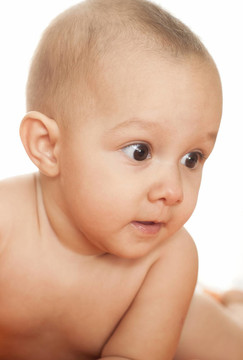 毛巾上的嬰兒