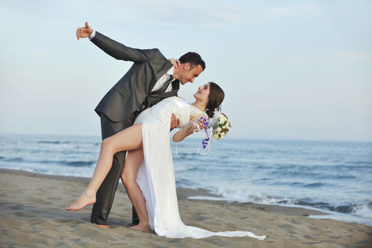 日落時(shí)的浪漫海灘婚禮