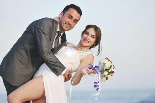 日落時(shí)的浪漫海灘婚禮