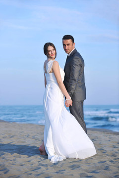 日落時的浪漫海灘婚禮