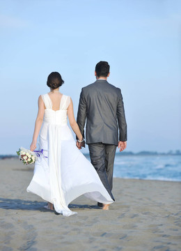 日落時的浪漫海灘婚禮