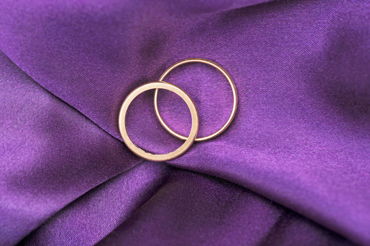 兩個結(jié)婚戒指