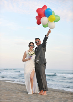 日落時(shí)的浪漫海灘婚禮