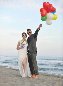 日落時(shí)的浪漫海灘婚禮