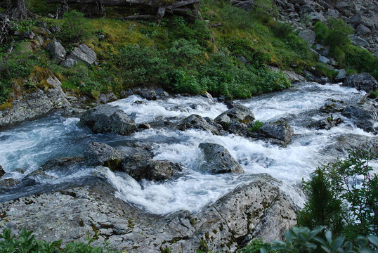 高山河流