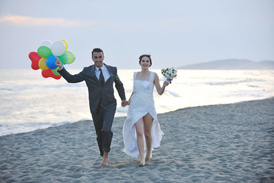 日落時(shí)的浪漫海灘婚禮