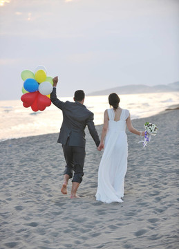 日落時(shí)的浪漫海灘婚禮
