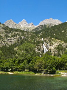 在比利牛斯山的湖