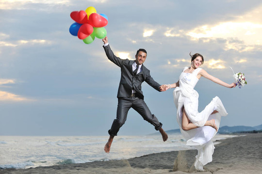 日落時的浪漫海灘婚禮