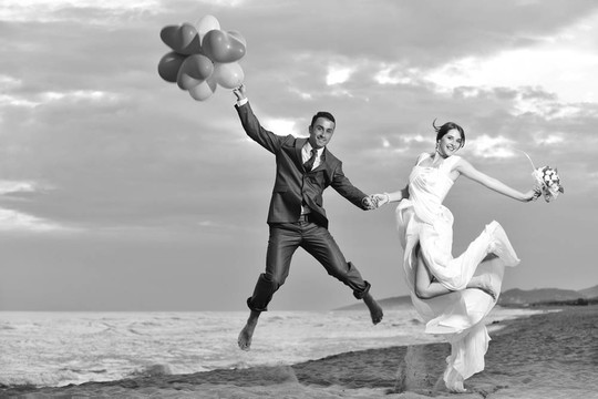 日落時(shí)的浪漫海灘婚禮