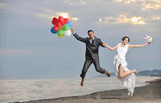 日落時(shí)的浪漫海灘婚禮