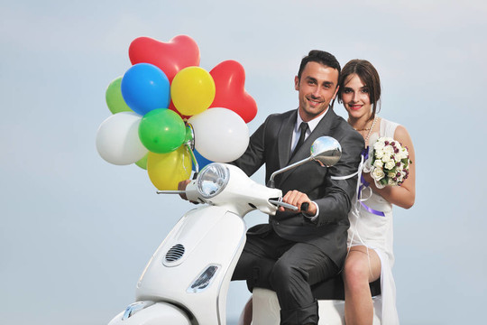 只是夫婦在海灘上騎白色滑板車