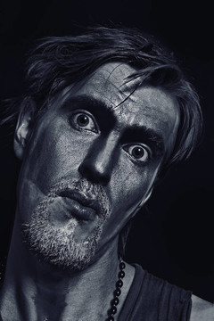 年輕漂亮的男人與一個銀色的化裝