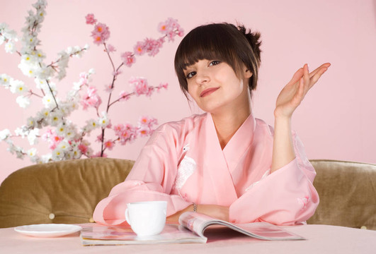 桌子上的女孩