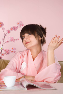 桌子上的女孩