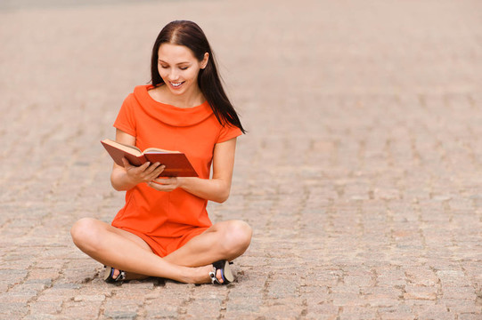 可愛的年輕女人讀書