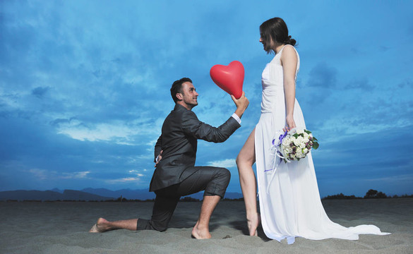 日落時(shí)的浪漫海灘婚禮