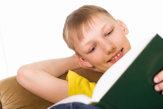 讀一本書的男孩