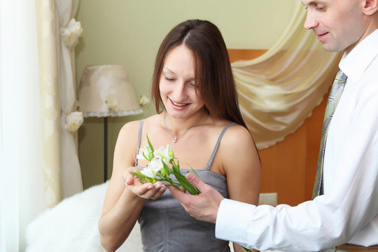 帶花的年輕夫婦