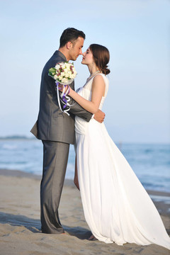 日落時的浪漫海灘婚禮