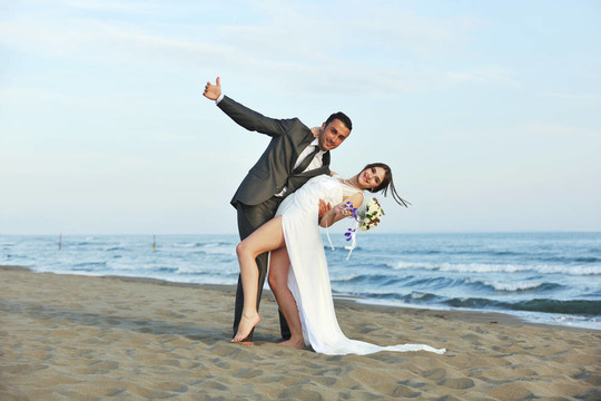 日落時(shí)的浪漫海灘婚禮