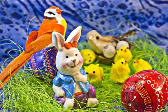 复活节鸡蛋和兔子