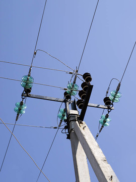 電；極高壓