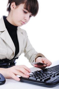女性手打字信用卡