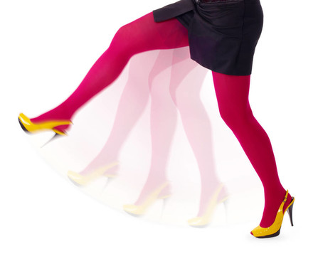 白色背景下的女子踢腿