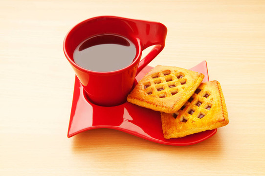 一杯茶和新鮮的餅干在桌子上