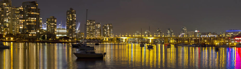 溫哥華的天際線和甘比橋夜景