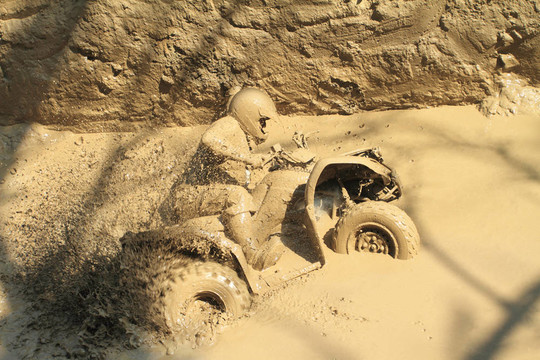 人得陷在泥里與他的quadbike