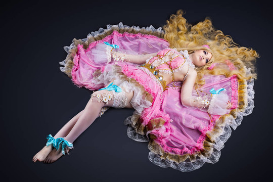 女孩躺在球關(guān)節(jié)娃娃COSPLAY服裝