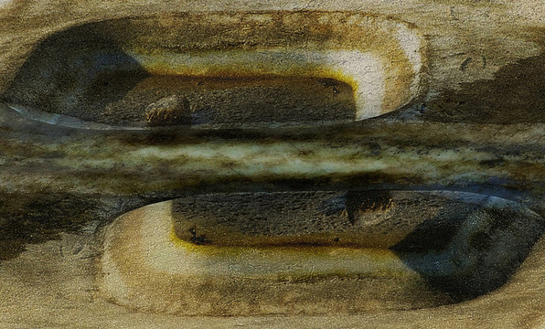 巖石和生銹的蓋子