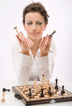 一個(gè)年輕的女子拿著棋子