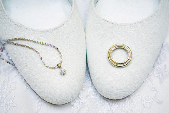 結(jié)婚戒指和鞋子