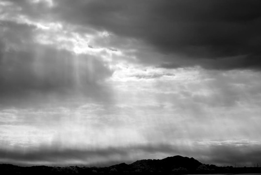 暴風(fēng)雨的烏云