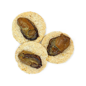 餅干上的煙熏牡蠣