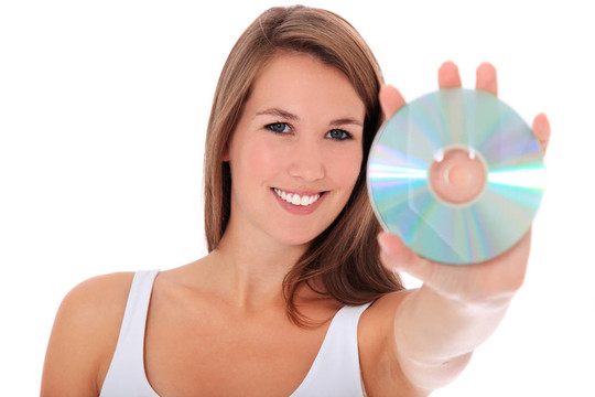女子拿著CD