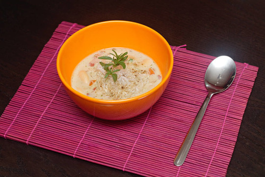 在一個橘子碗鮮扁豆湯