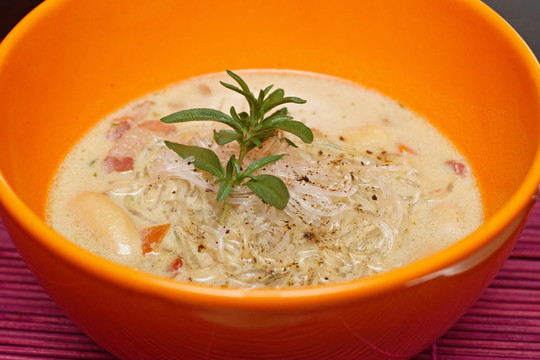 在一個橘子碗鮮扁豆湯